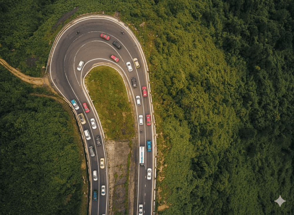 Nh&igrave;n từ tr&ecirc;n cao, kh&uacute;c cua h&igrave;nh chữ S ngoạn mục mang đến sự tương phản tuyệt đẹp giữa con đường quanh co v&agrave; những ngọn n&uacute;i xanh tươi